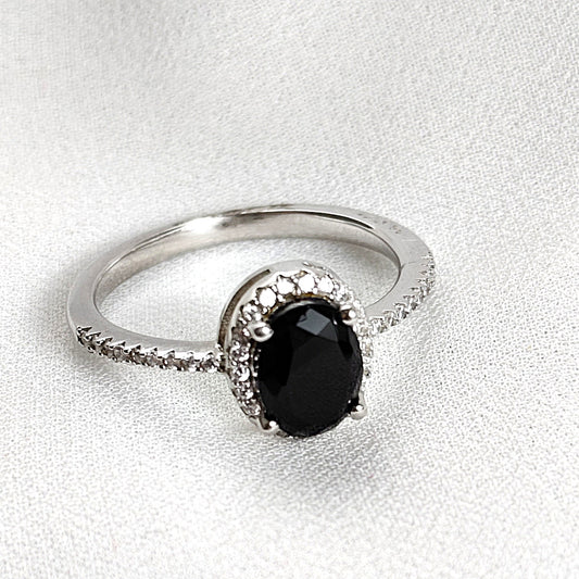 Bague en argent rhodié avec pierre noire et halo de zircons