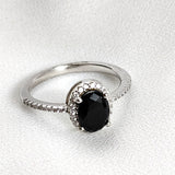 Bague en argent rhodié avec pierre noire et halo de zircons Bague en argent rhodié avec pierre noire et halo de zircons