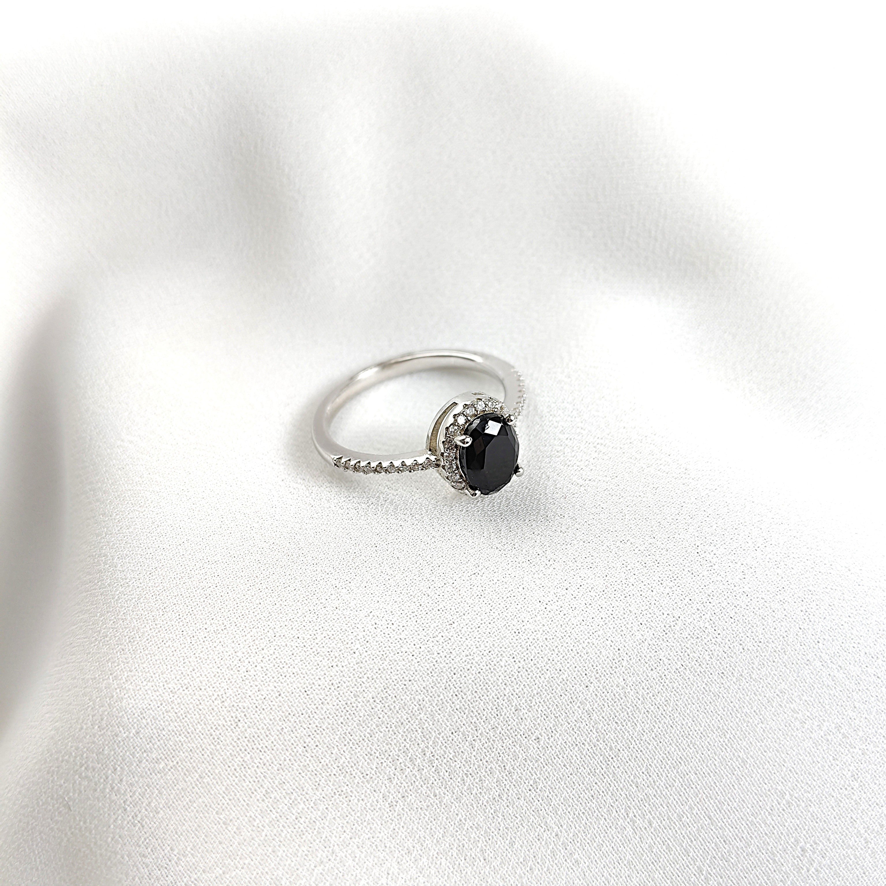 Bague en argent rhodié avec pierre noire et halo de zircons Bague en argent rhodié avec pierre noire et halo de zircons