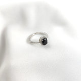 Bague en argent rhodié avec pierre noire et halo de zircons Bague en argent rhodié avec pierre noire et halo de zircons
