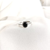 Bague en argent rhodié avec pierre noire et halo de zircons Bague en argent rhodié avec pierre noire et halo de zircons