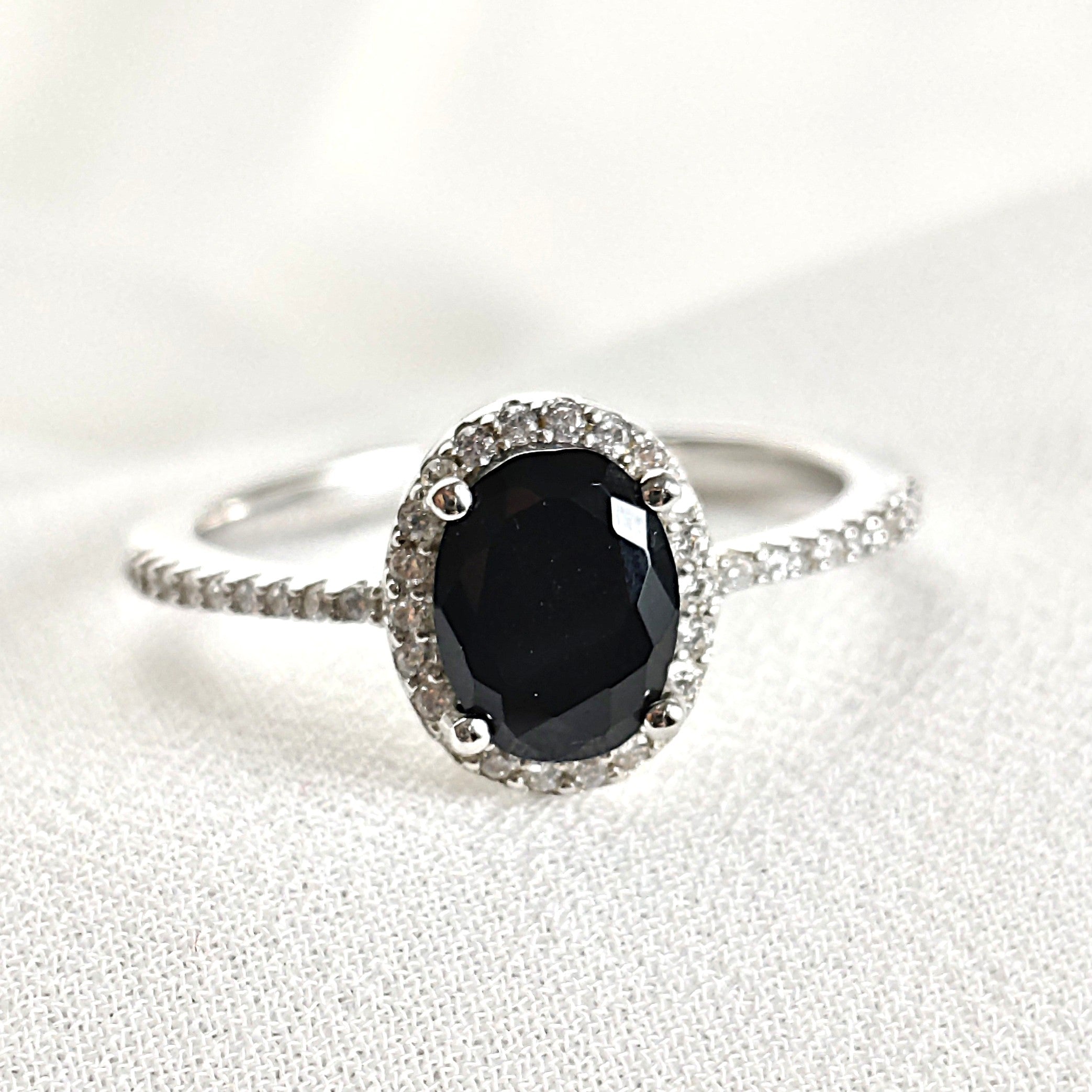 Bague en argent rhodié avec pierre noire et halo de zircons Bague en argent rhodié avec pierre noire et halo de zircons
