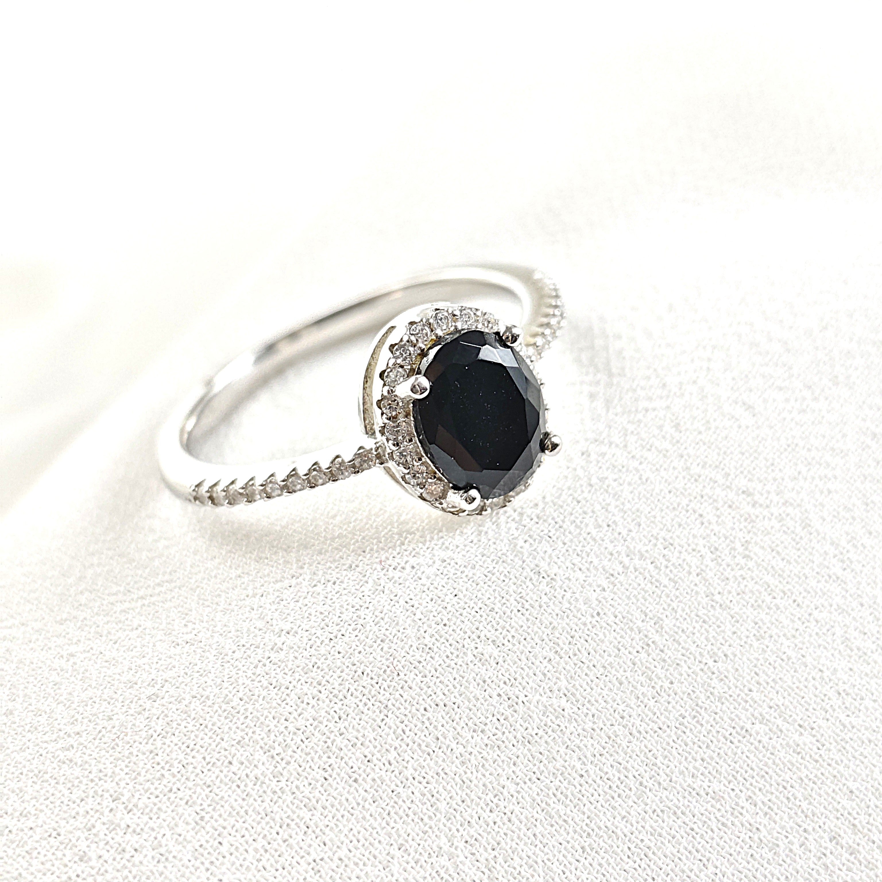 Bague en argent rhodié avec pierre noire et halo de zircons Bague en argent rhodié avec pierre noire et halo de zircons