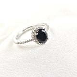 Bague en argent rhodié avec pierre noire et halo de zircons Bague en argent rhodié avec pierre noire et halo de zircons
