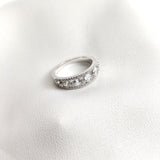 Bague en argent rhodié sertie de cinq zircons scintillants Bague en argent rhodié sertie de cinq zircons scintillants