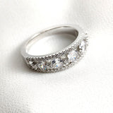 Bague en argent rhodié sertie de cinq zircons scintillants Bague en argent rhodié sertie de cinq zircons scintillants