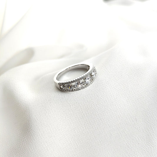 Bague en argent rhodié sertie de cinq zircons scintillants
