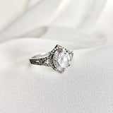Bague Solitaire en Argent Rhodié avec Zirconium Oval et Pavé Étincelant Bague Solitaire en Argent Rhodié avec Zirconium Oval et Pavé Étincelant