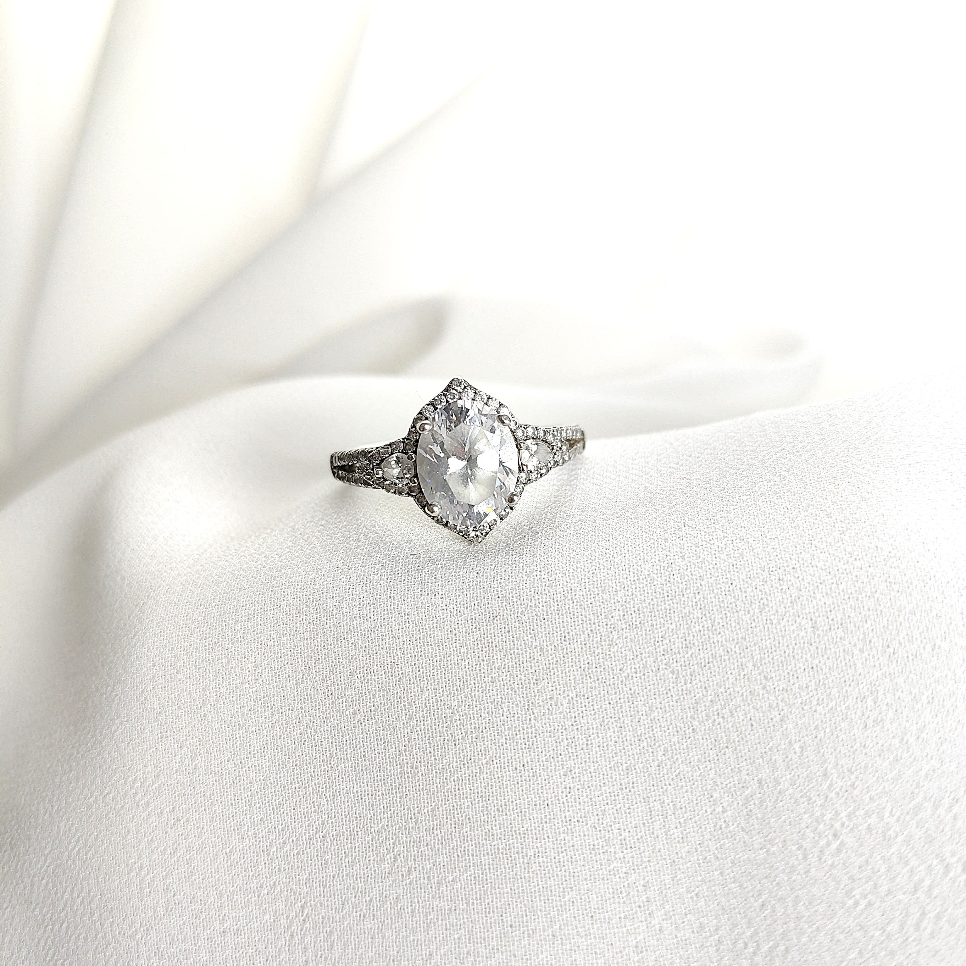 Bague Solitaire en Argent Rhodié avec Zirconium Oval et Pavé Étincelant Bague Solitaire en Argent Rhodié avec Zirconium Oval et Pavé Étincelant