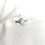 Bague Solitaire en Argent Rhodié avec Zirconium Oval et Pavé Étincelant Bague Solitaire en Argent Rhodié avec Zirconium Oval et Pavé Étincelant