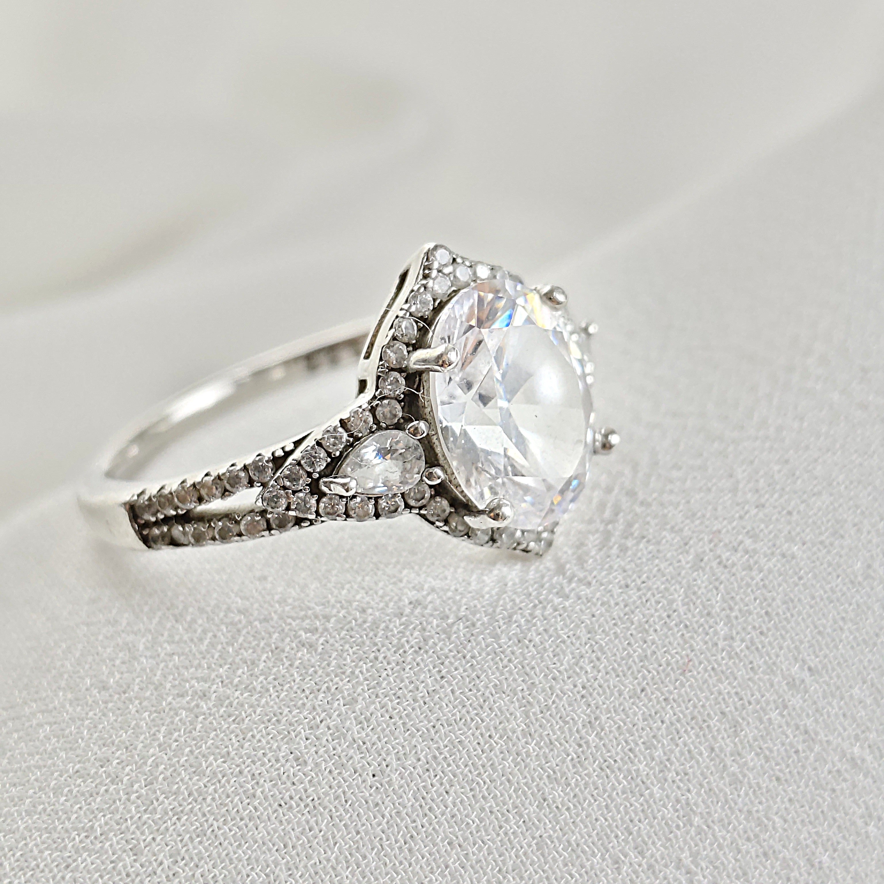 Bague Solitaire en Argent Rhodié avec Zirconium Oval et Pavé Étincelant Bague Solitaire en Argent Rhodié avec Zirconium Oval et Pavé Étincelant