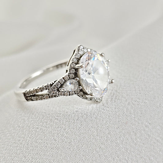 Bague Solitaire en Argent Rhodié avec Zirconium Oval et Pavé Étincelant