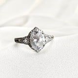 Bague Solitaire en Argent Rhodié avec Zirconium Oval et Pavé Étincelant Bague Solitaire en Argent Rhodié avec Zirconium Oval et Pavé Étincelant