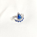 Bague Alliance en Argent Rhodié avec Saphir Bleu Goutte et Zirconium Bague Alliance en Argent Rhodié avec Saphir Bleu Goutte et Zirconium