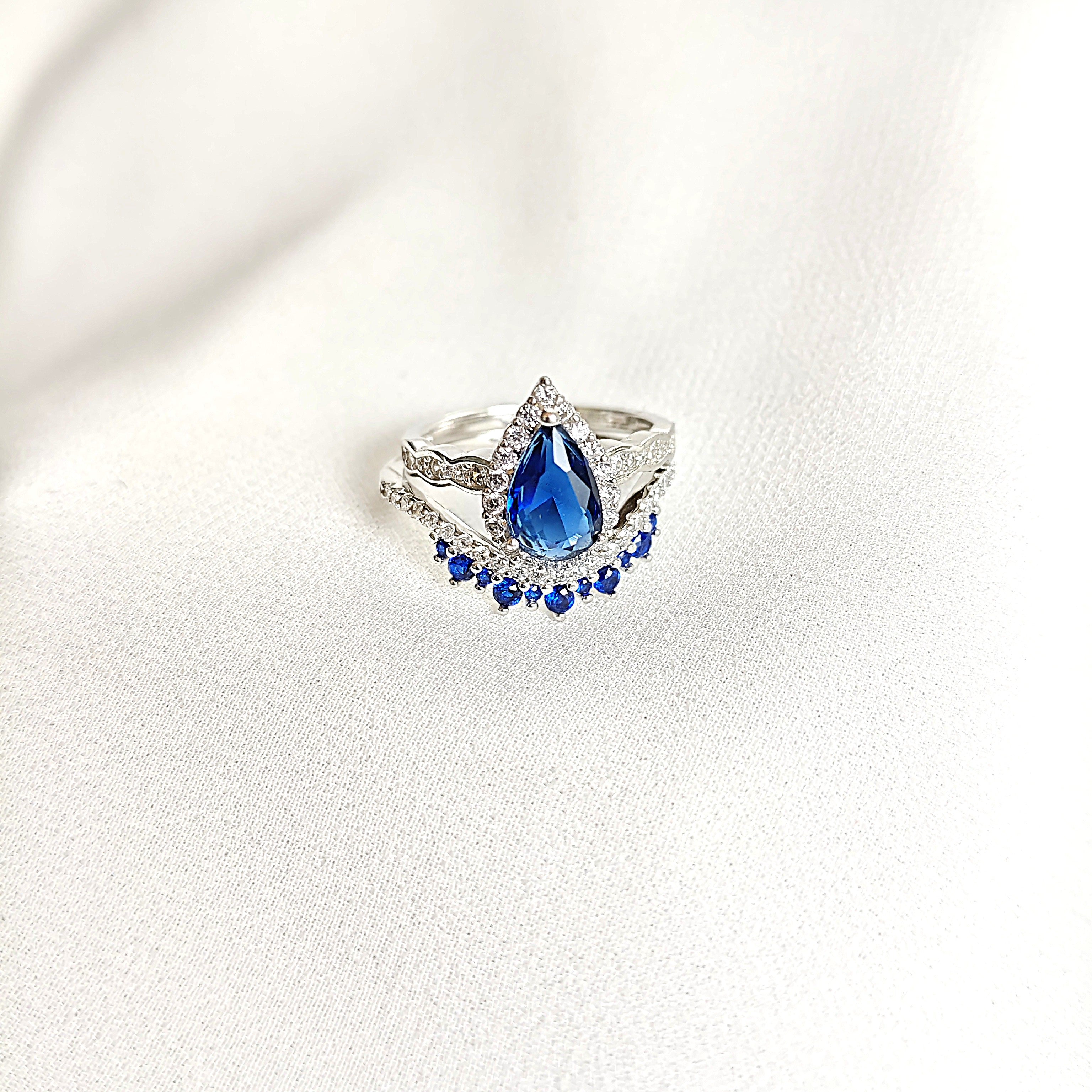 Bague Alliance en Argent Rhodié avec Saphir Bleu Goutte et Zirconium Bague Alliance en Argent Rhodié avec Saphir Bleu Goutte et Zirconium
