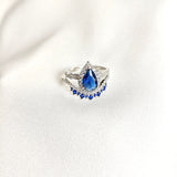 Bague Alliance en Argent Rhodié avec Saphir Bleu Goutte et Zirconium Bague Alliance en Argent Rhodié avec Saphir Bleu Goutte et Zirconium