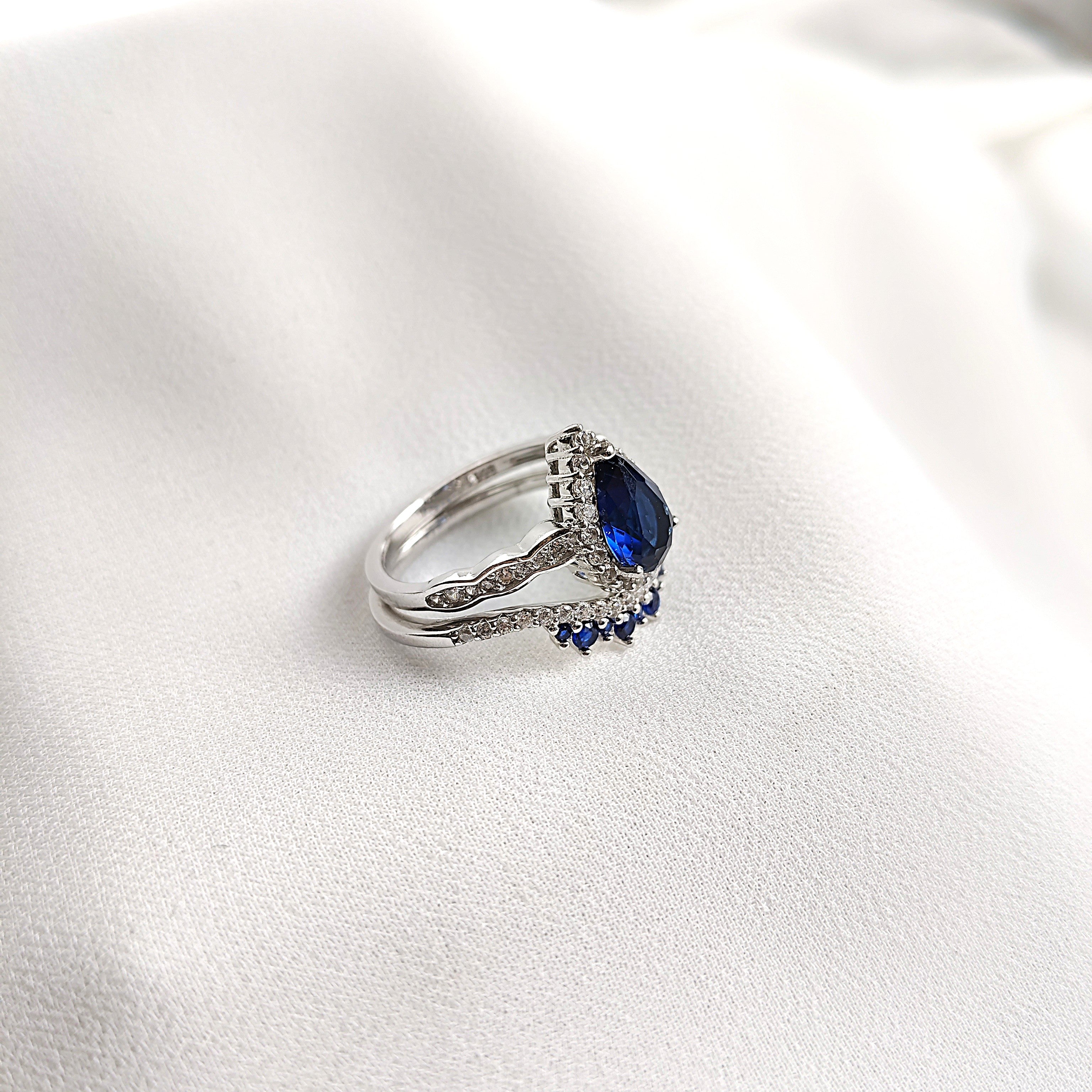 Bague Alliance en Argent Rhodié avec Saphir Bleu Goutte et Zirconium Bague Alliance en Argent Rhodié avec Saphir Bleu Goutte et Zirconium