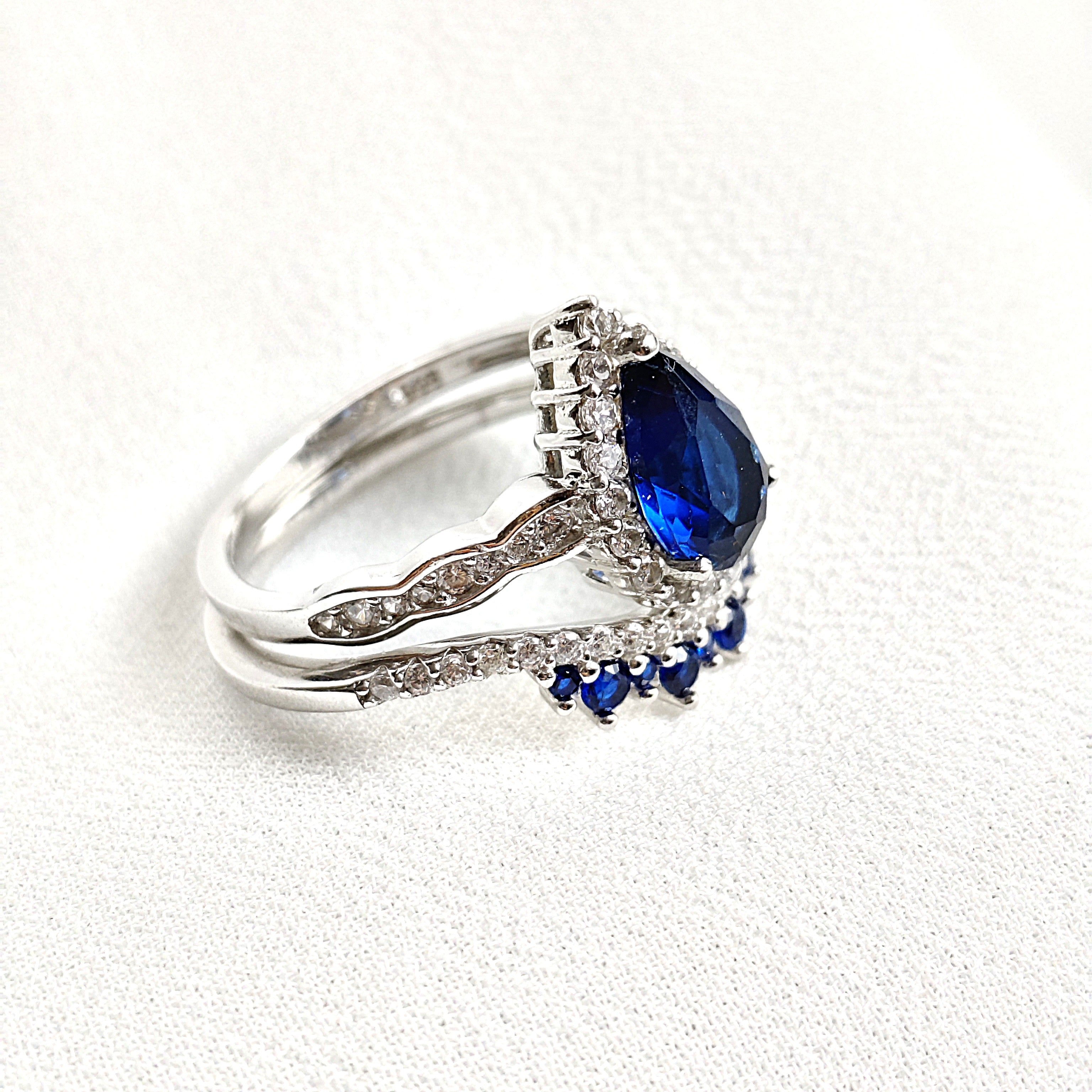Bague Alliance en Argent Rhodié avec Saphir Bleu Goutte et Zirconium Bague Alliance en Argent Rhodié avec Saphir Bleu Goutte et Zirconium