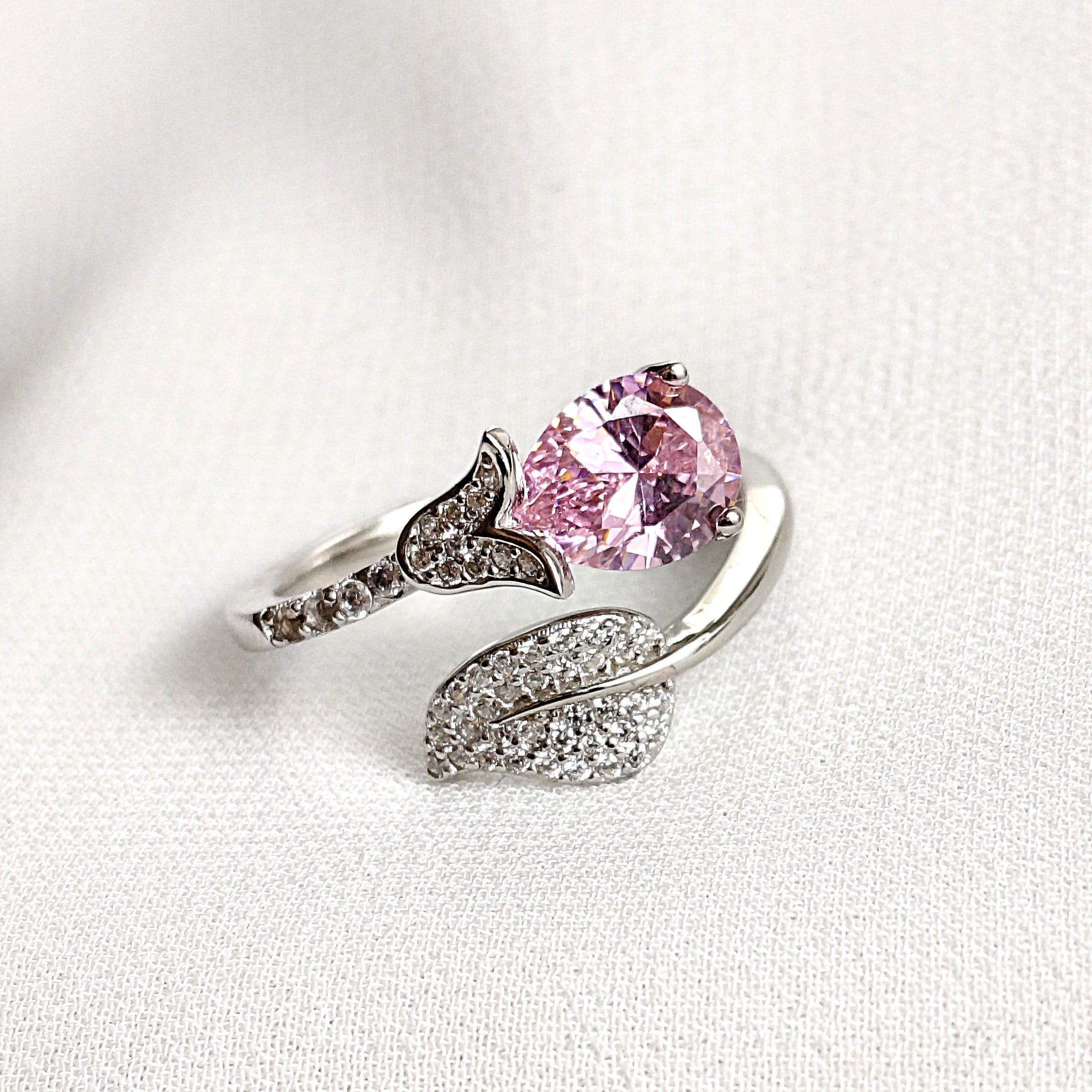 Bague en Argent Sterling avec Zircon Rose et Oxydes de Zirconium Bague en Argent Sterling avec Zircon Rose et Oxydes de Zirconium