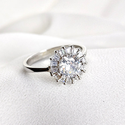 Bague en argent rhodié avec pierre centrale et halo de zircons