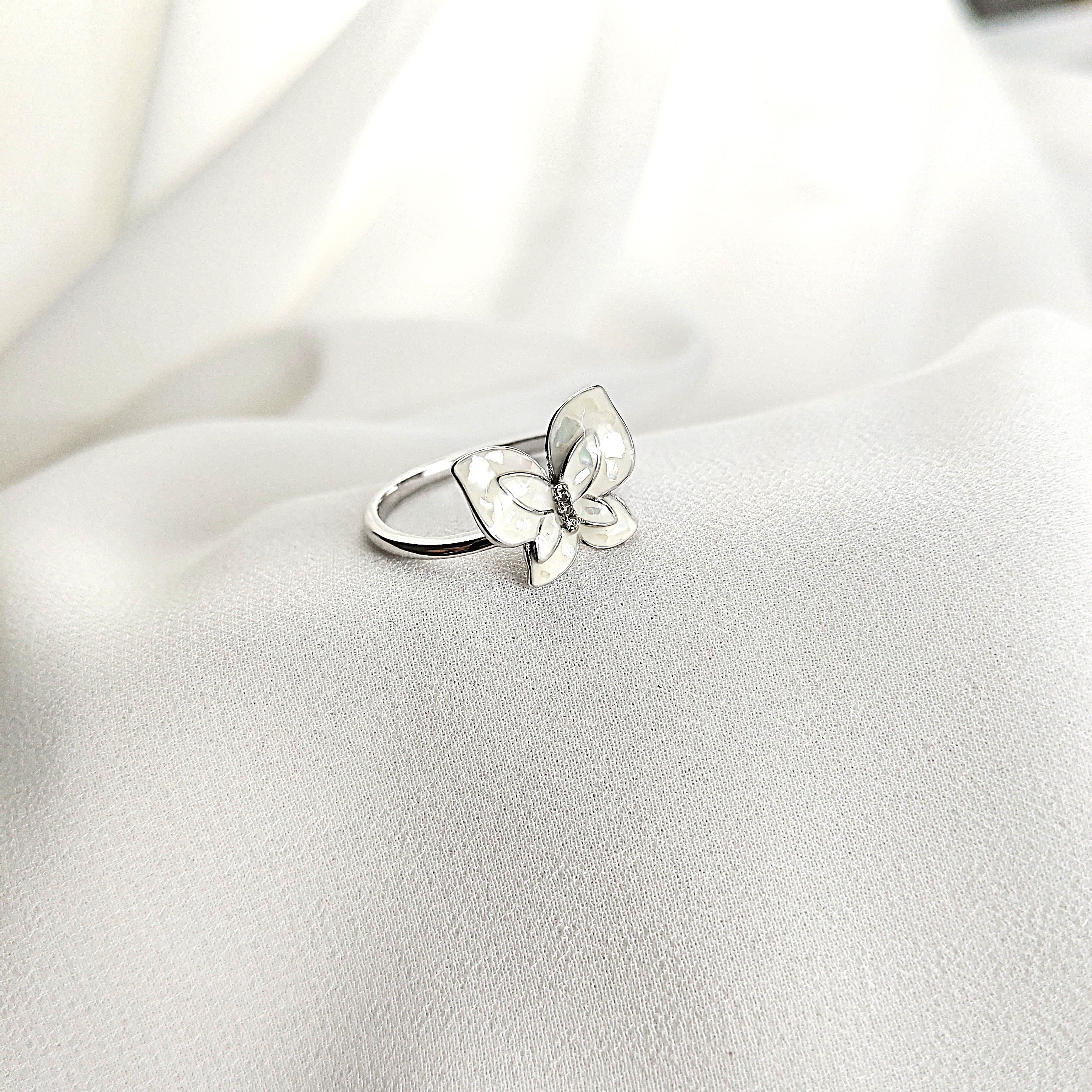 Bague papillon en argent rhodié et nacre blanche Bague papillon en argent rhodié et nacre blanche