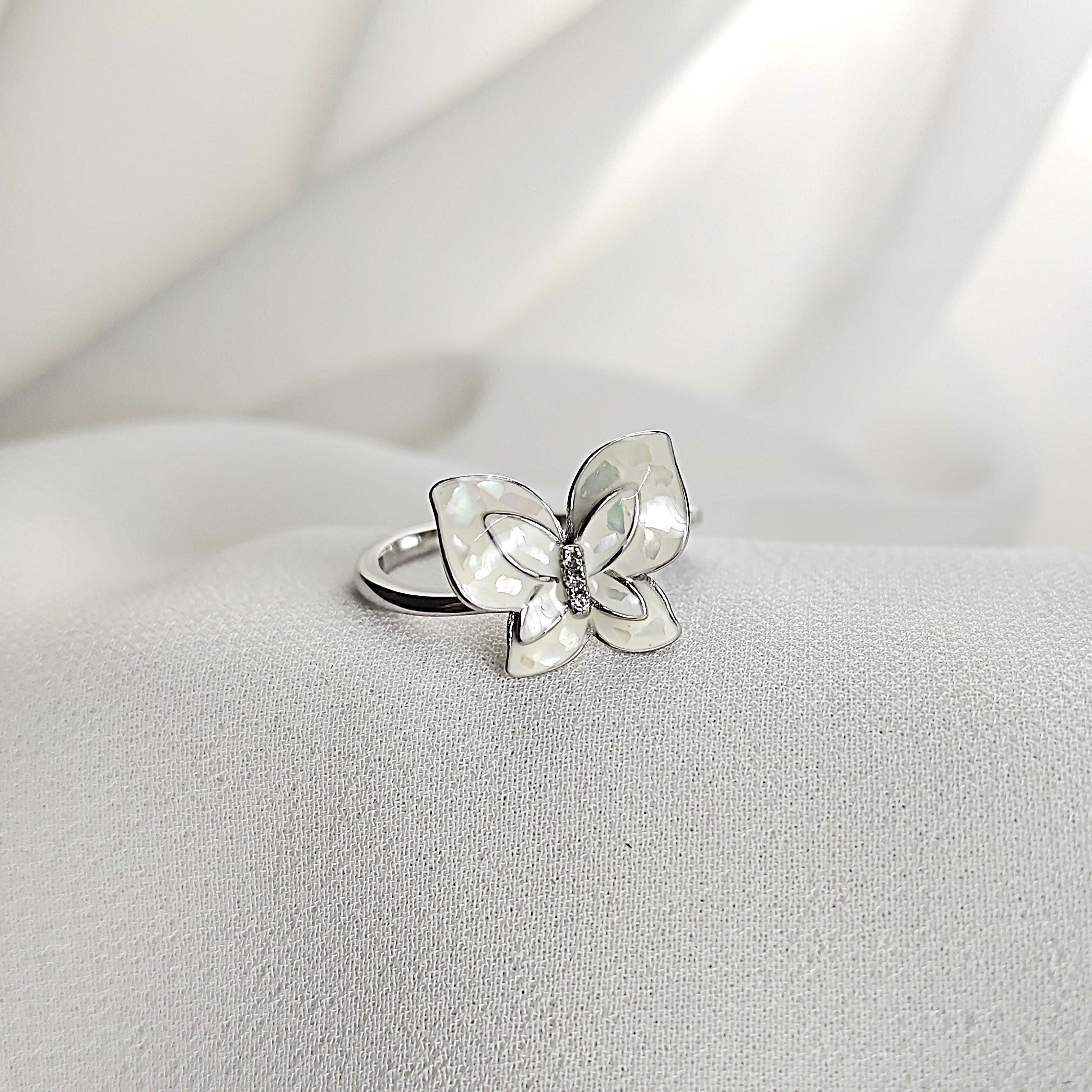 Bague papillon en argent rhodié et nacre blanche Bague papillon en argent rhodié et nacre blanche