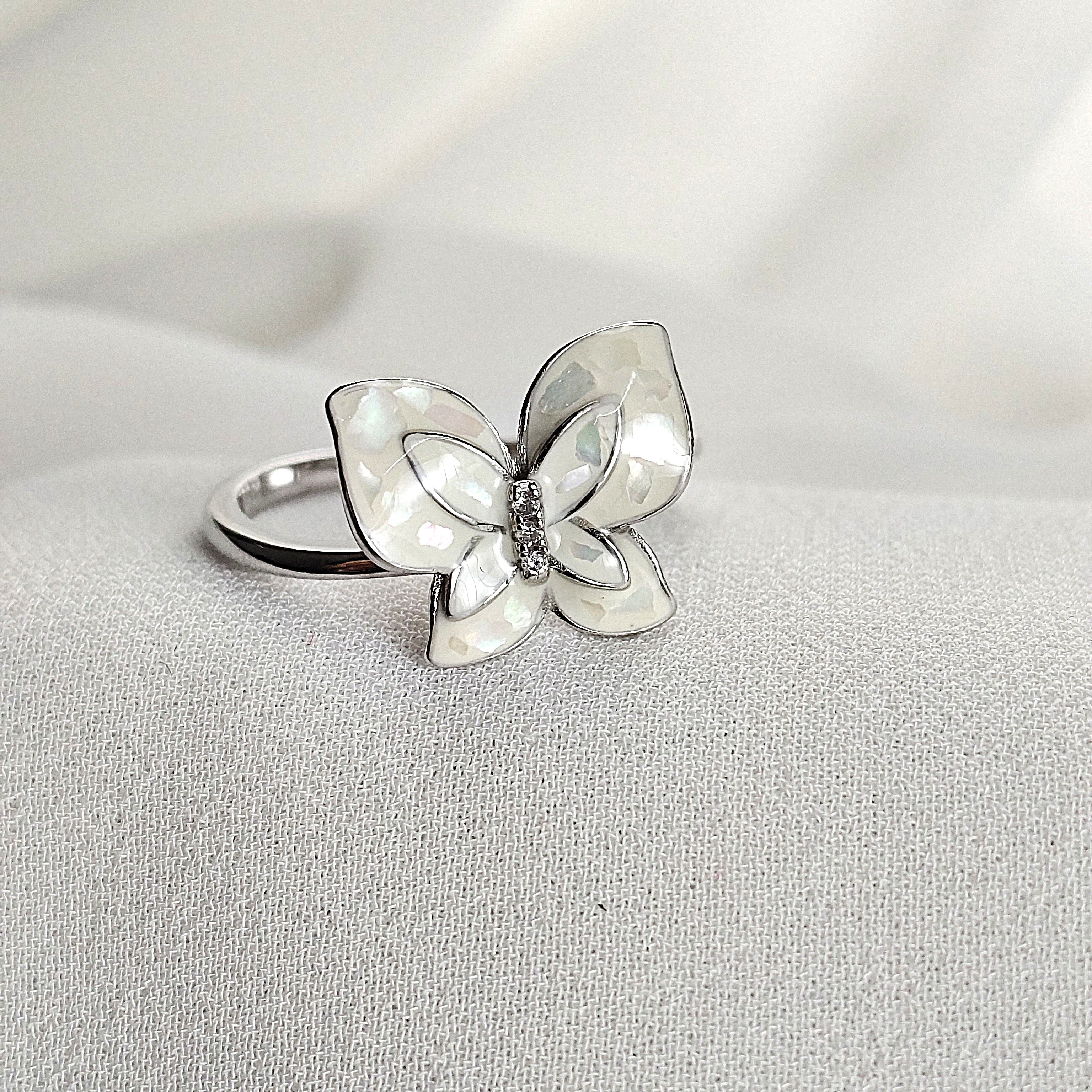 Bague papillon en argent rhodié et nacre blanche Bague papillon en argent rhodié et nacre blanche