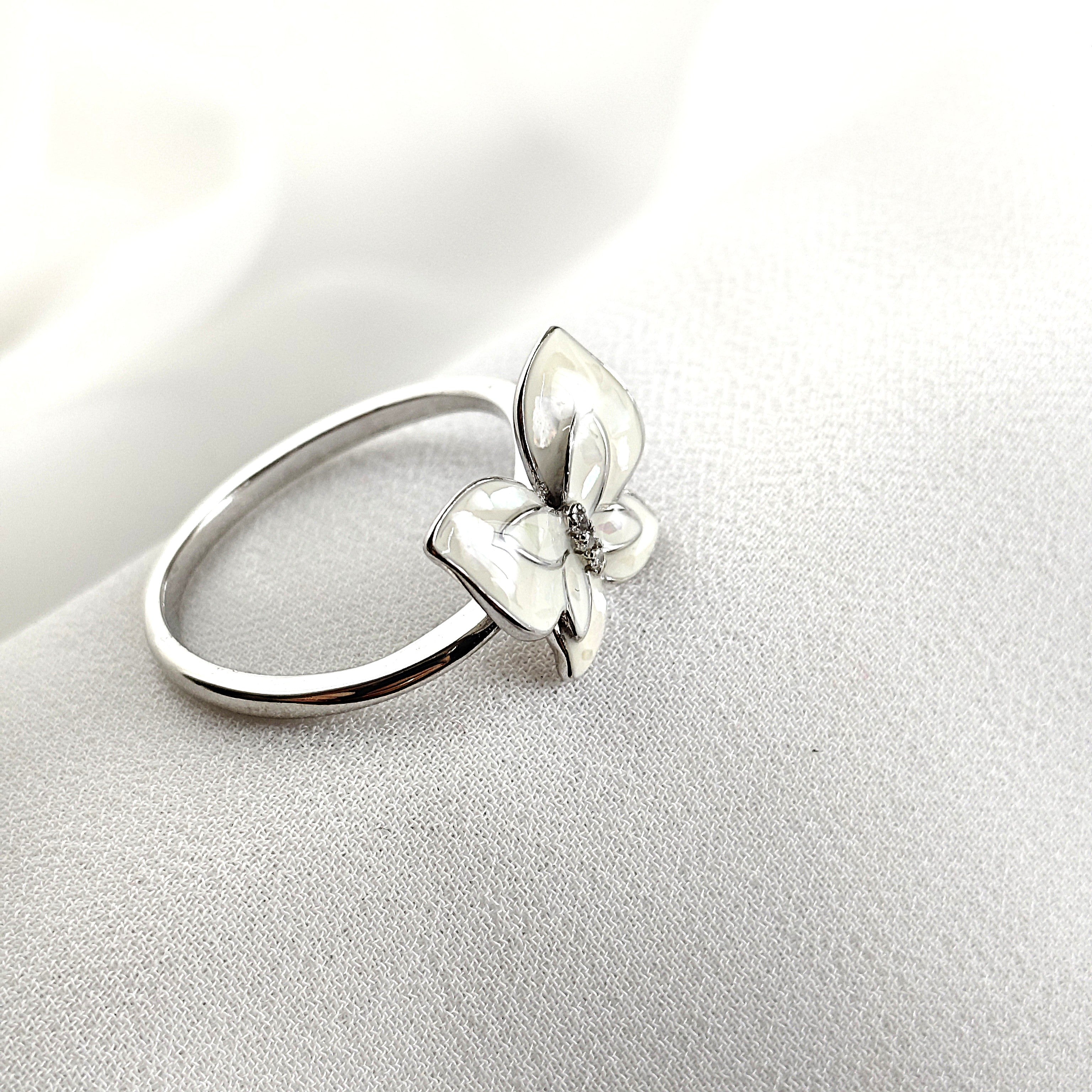 Bague papillon en argent rhodié et nacre blanche Bague papillon en argent rhodié et nacre blanche