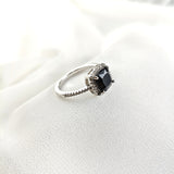 Bague en argent rhodié avec pierre noire et halo de zircons Bague en argent rhodié avec pierre noire et halo de zircons