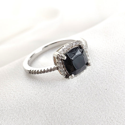 Bague en argent rhodié avec pierre noire et halo de zircons