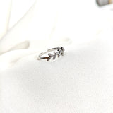Bague en argent rhodié avec motif triple H serti de zircons Bague en argent rhodié avec motif triple H serti de zircons