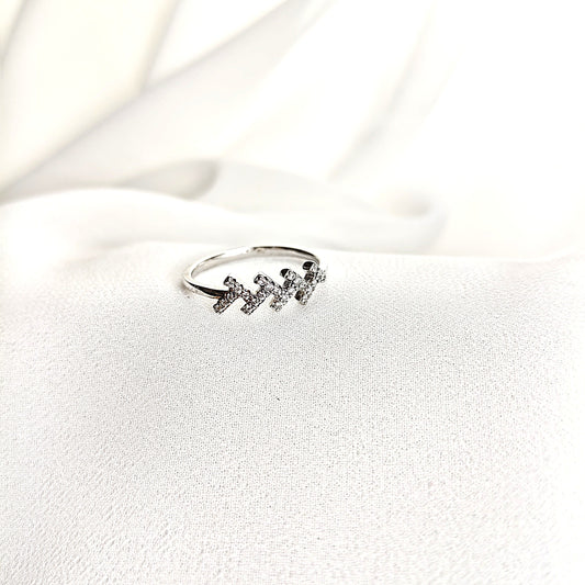 Bague en argent rhodié avec motif triple H serti de zircons
