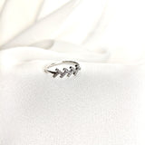 Bague en argent rhodié avec motif triple H serti de zircons Bague en argent rhodié avec motif triple H serti de zircons