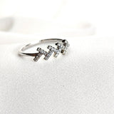 Bague en argent rhodié avec motif triple H serti de zircons Bague en argent rhodié avec motif triple H serti de zircons