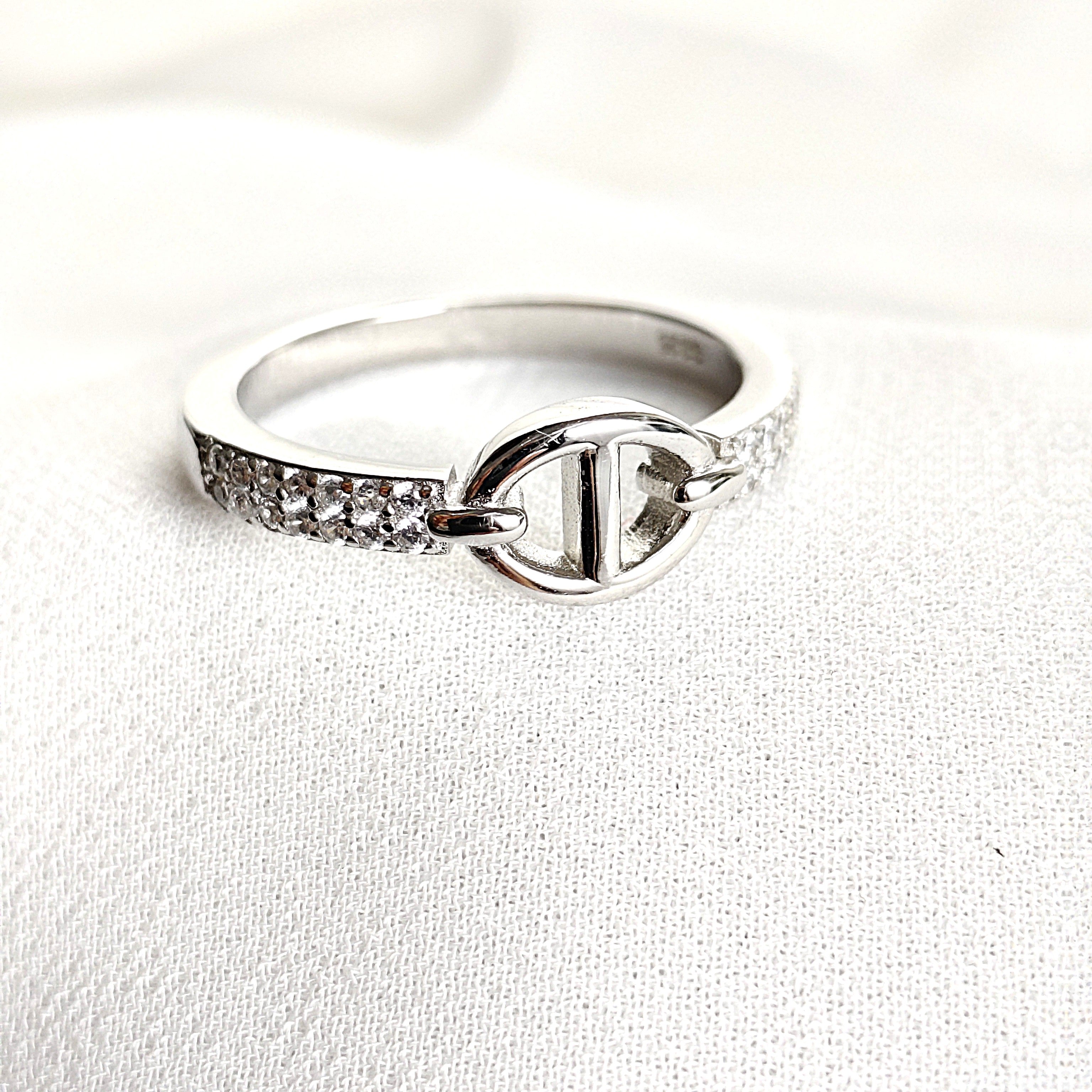 Bague en argent rhodié avec motif cercle et pavage de zircons Bague en argent rhodié avec motif cercle et pavage de zircons