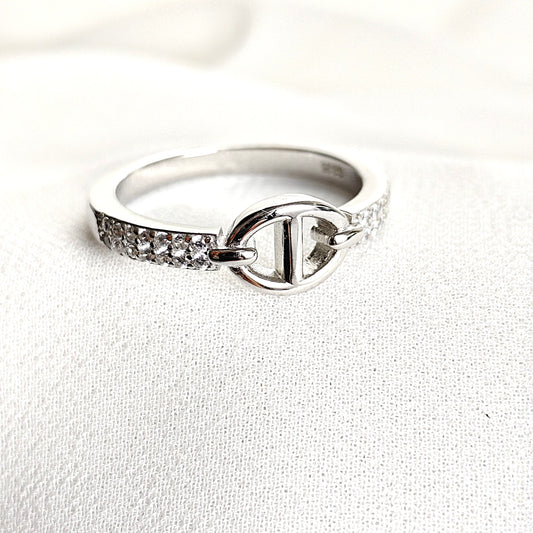 Bague en argent rhodié avec motif cercle et pavage de zircons