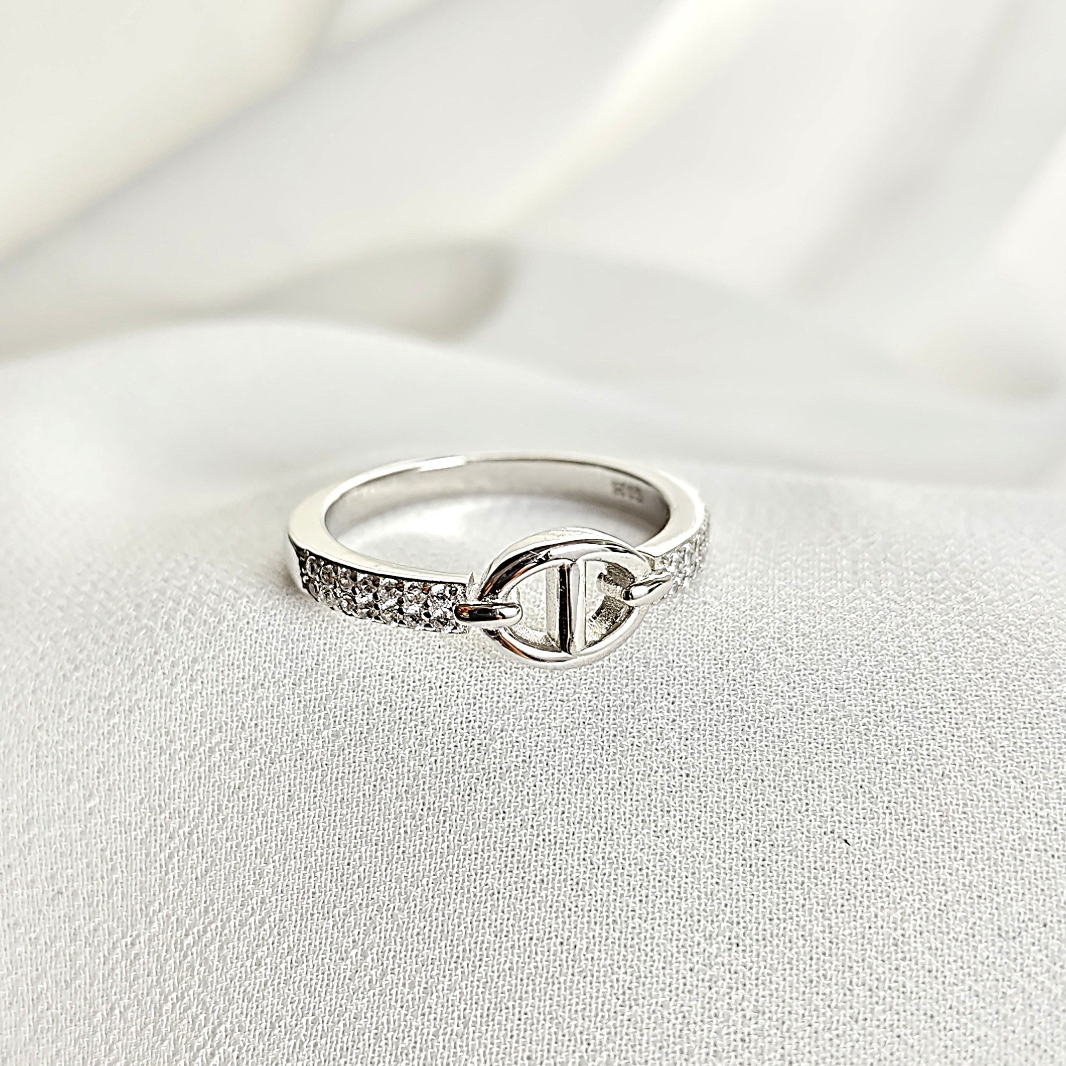 Bague en argent rhodié avec motif cercle et pavage de zircons Bague en argent rhodié avec motif cercle et pavage de zircons