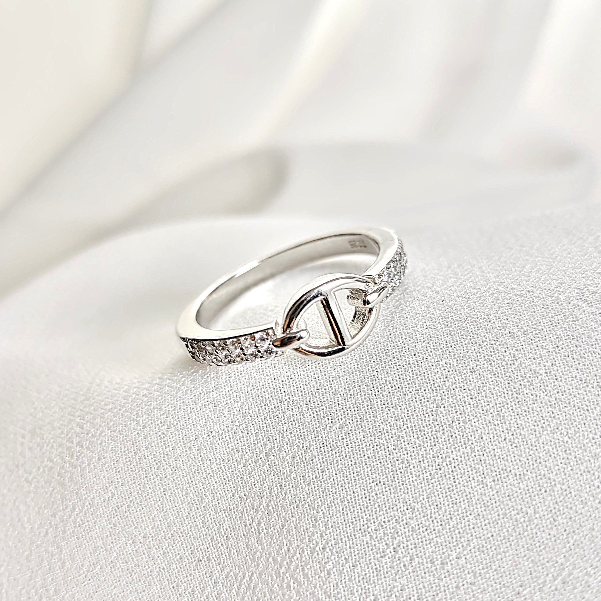Bague en argent rhodié avec motif cercle et pavage de zircons Bague en argent rhodié avec motif cercle et pavage de zircons