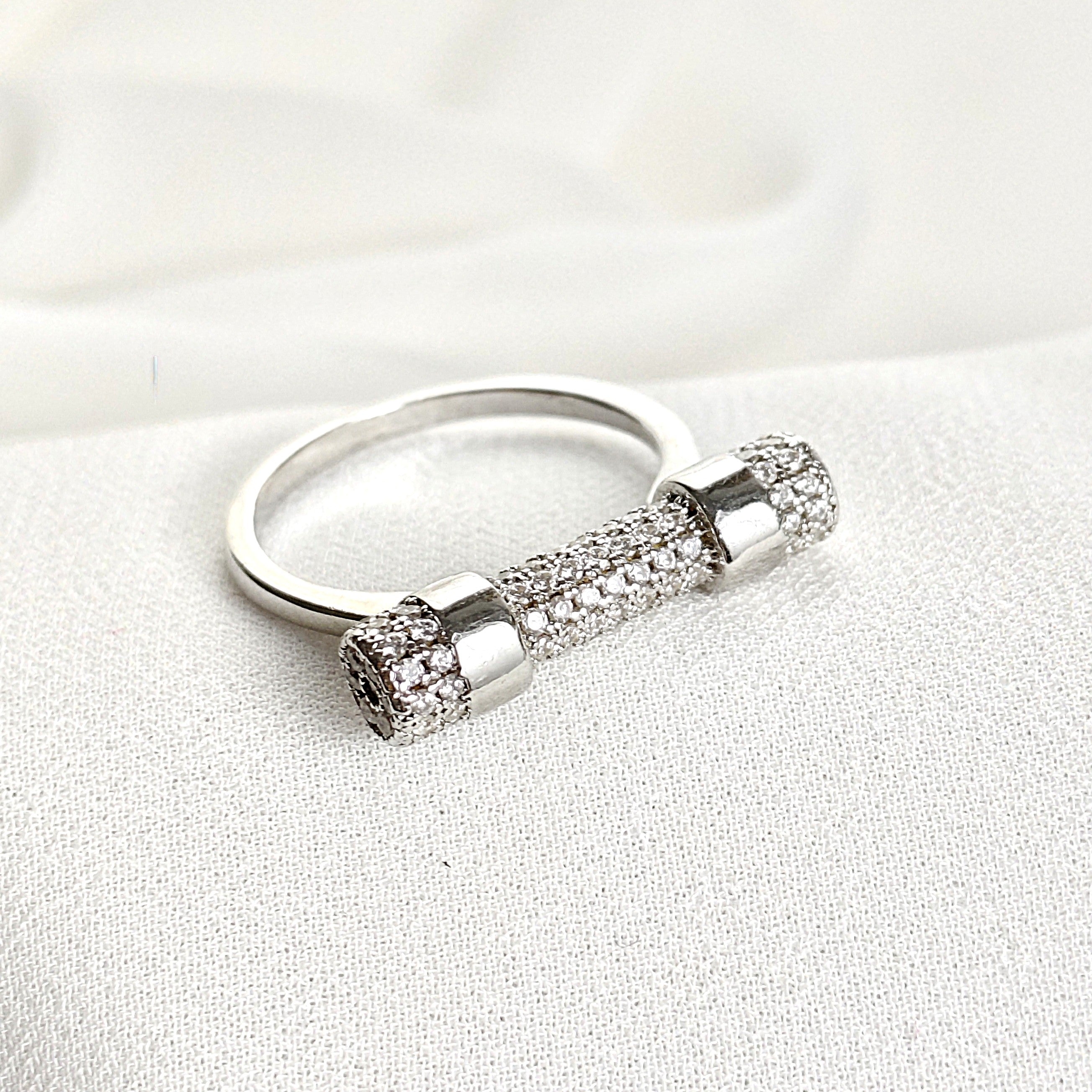 Bague en argent rhodié avec barre pavée de zircons Bague en argent rhodié avec barre pavée de zircons