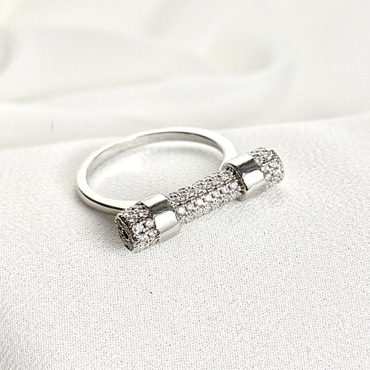 Bague en argent rhodié avec barre pavée de zircons
