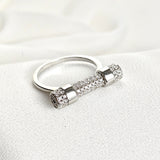 Bague en argent rhodié avec barre pavée de zircons Bague en argent rhodié avec barre pavée de zircons