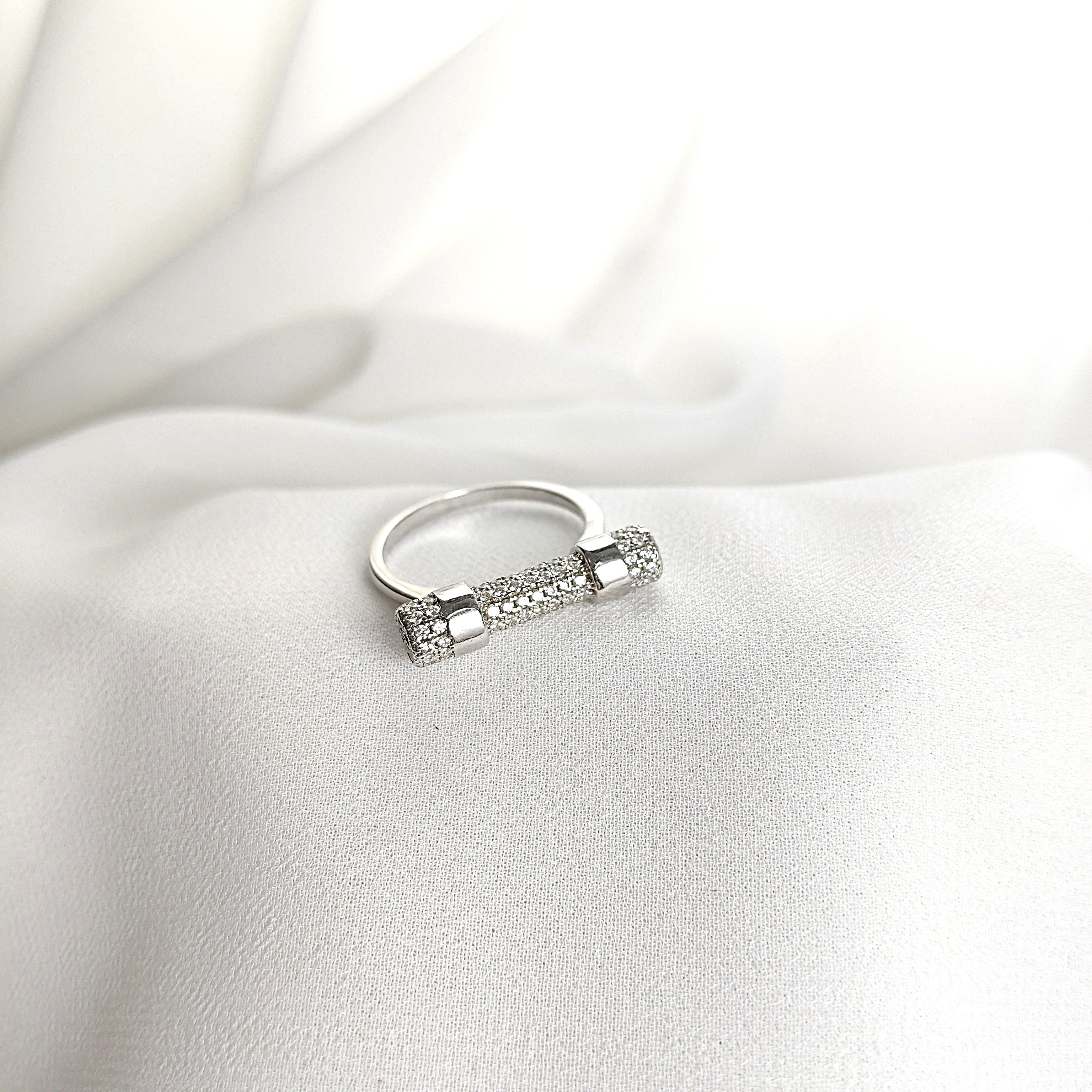 Bague en argent rhodié avec barre pavée de zircons Bague en argent rhodié avec barre pavée de zircons
