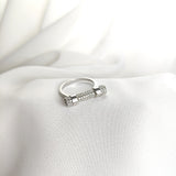 Bague en argent rhodié avec barre pavée de zircons Bague en argent rhodié avec barre pavée de zircons