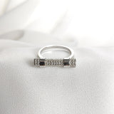 Bague en argent rhodié avec barre pavée de zircons Bague en argent rhodié avec barre pavée de zircons