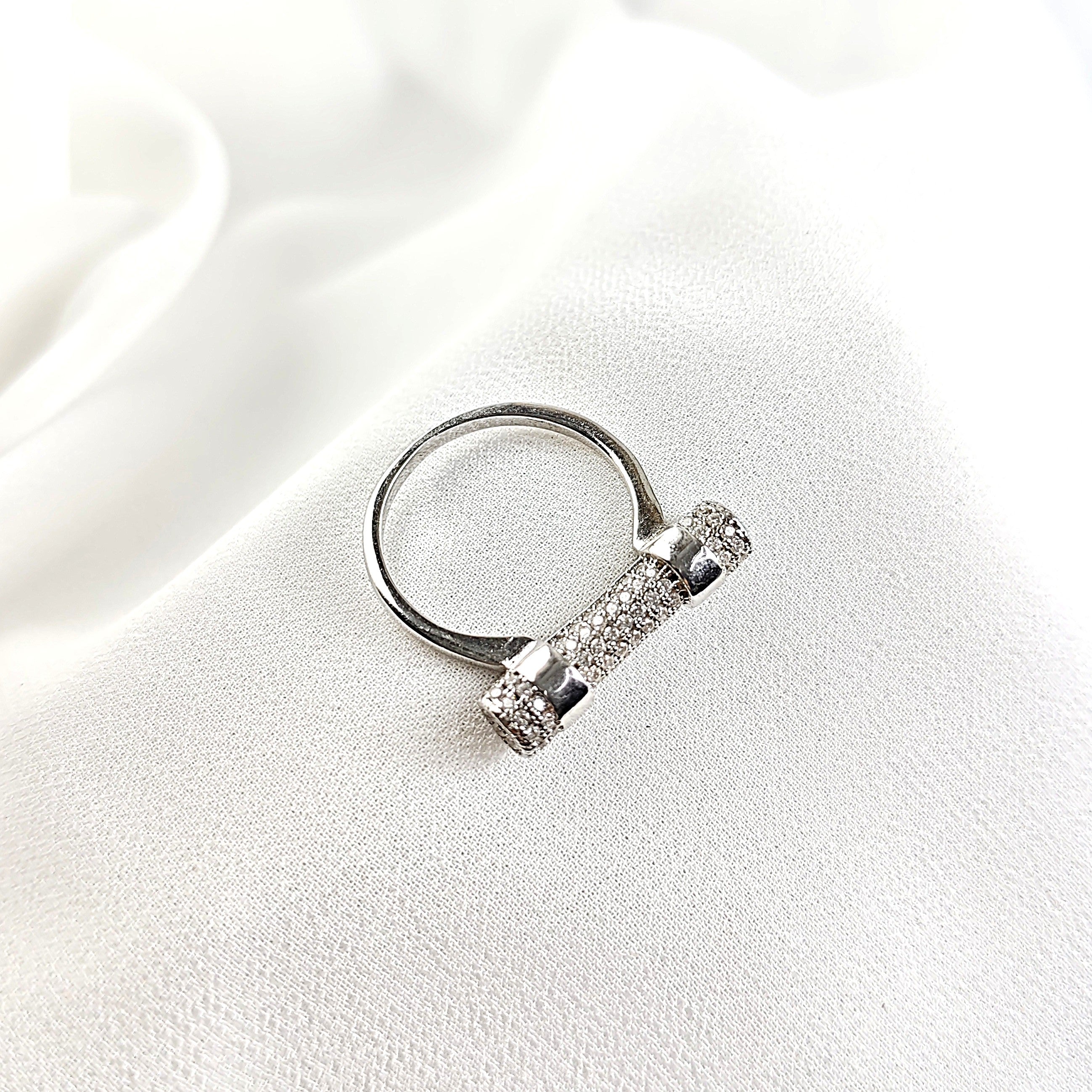 Bague en argent rhodié avec barre pavée de zircons Bague en argent rhodié avec barre pavée de zircons