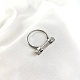 Bague en argent rhodié avec barre pavée de zircons Bague en argent rhodié avec barre pavée de zircons