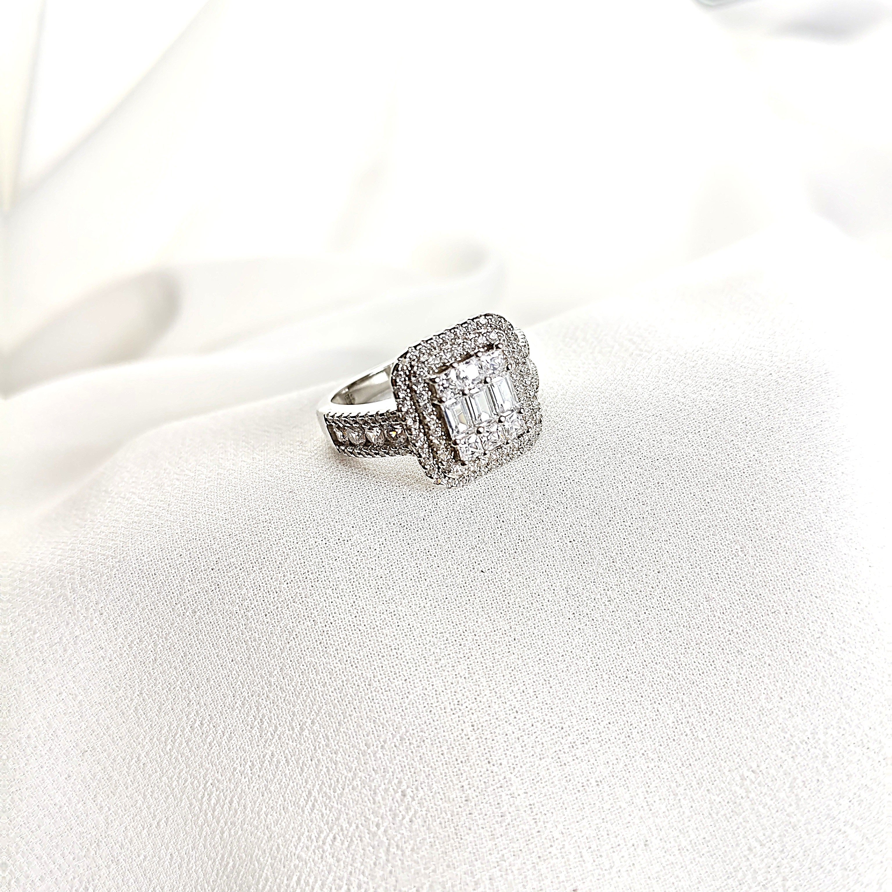 Bague en argent rhodié avec zircon rectangulaire et halo double Bague en argent rhodié avec zircon rectangulaire et halo double
