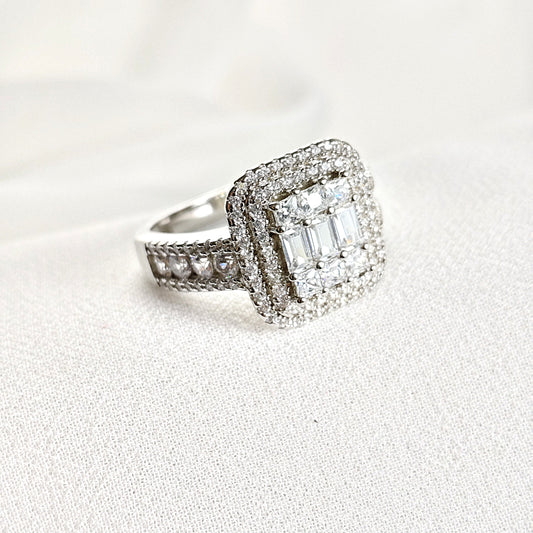 Bague en argent rhodié avec zircon rectangulaire et halo double