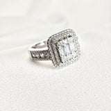 Bague en argent rhodié avec zircon rectangulaire et halo double Bague en argent rhodié avec zircon rectangulaire et halo double
