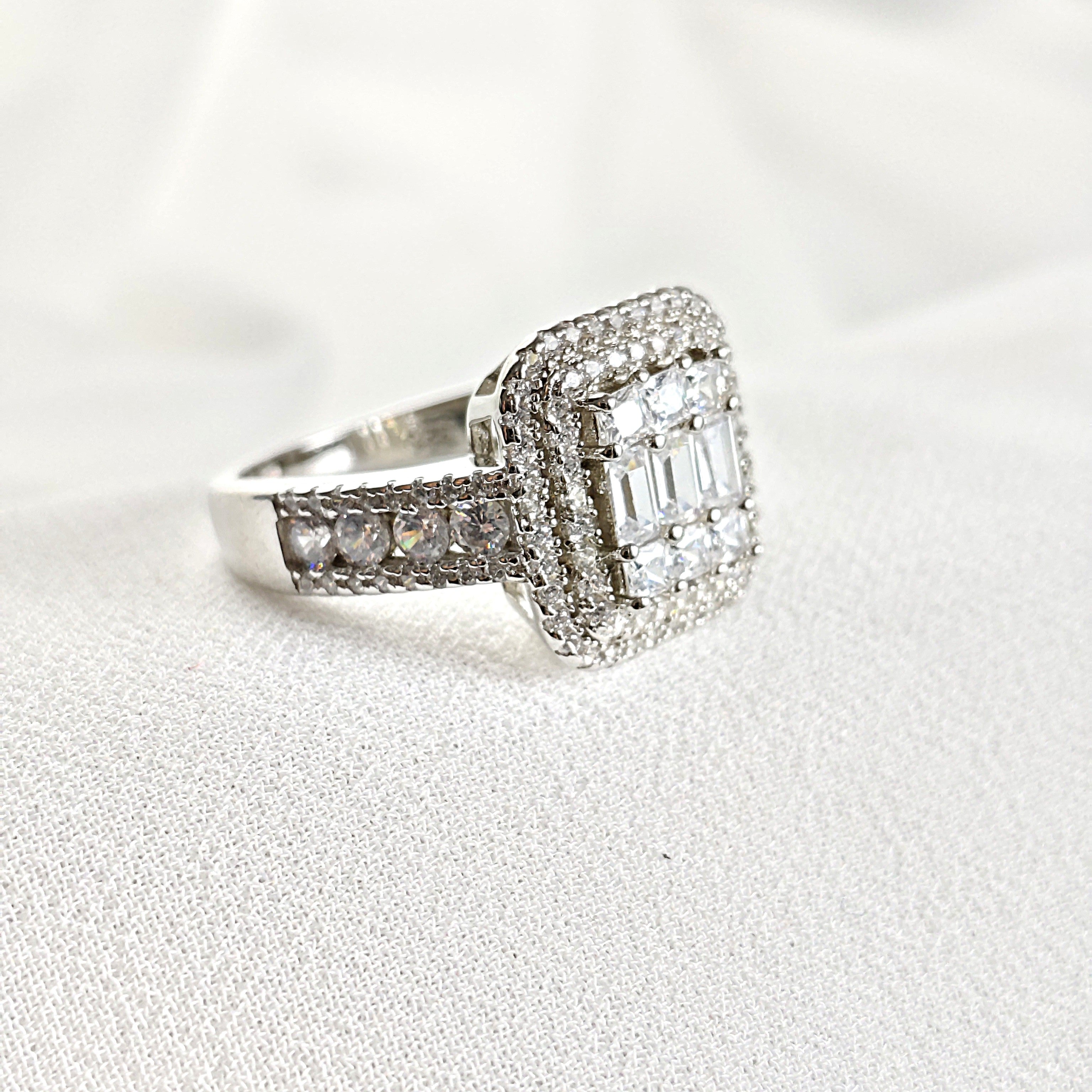 Bague en argent rhodié avec zircon rectangulaire et halo double Bague en argent rhodié avec zircon rectangulaire et halo double